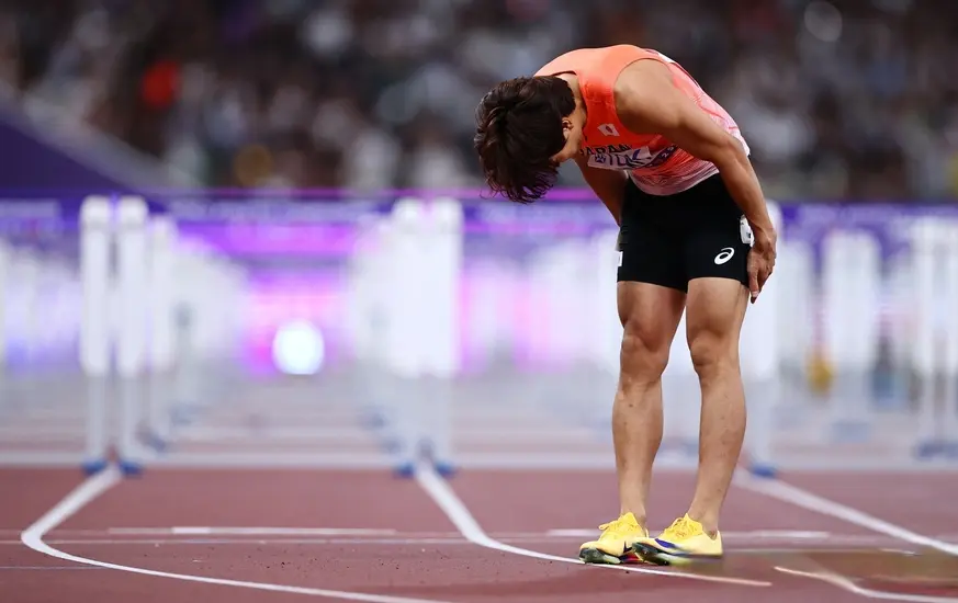 赛男子, 刘俊茜隔道, 众目睽睽之